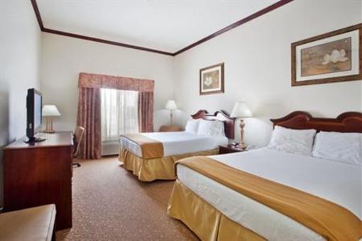 фото отеля Holiday Inn Express Hotel & Suites Commerce-Tanger Outlets