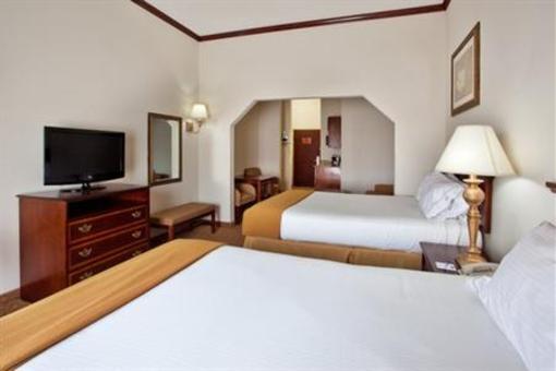 фото отеля Holiday Inn Express Hotel & Suites Commerce-Tanger Outlets