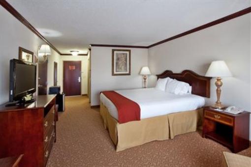 фото отеля Holiday Inn Express Hotel & Suites Commerce-Tanger Outlets