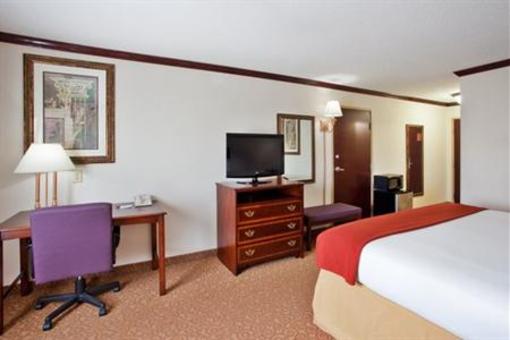 фото отеля Holiday Inn Express Hotel & Suites Commerce-Tanger Outlets