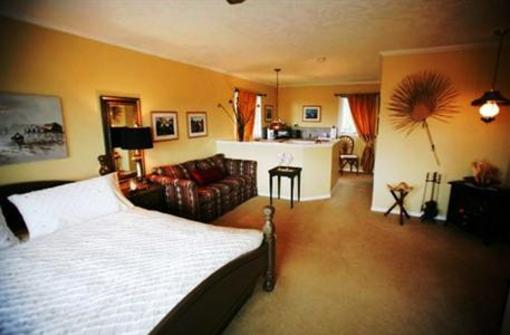фото отеля Hemingways By The Sea Bed and Breakfast Inn