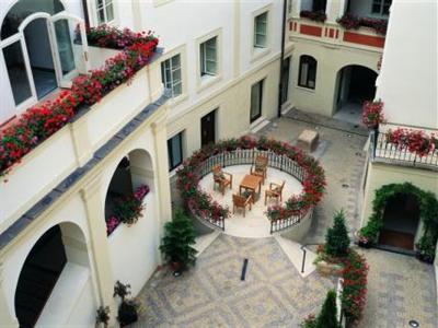 фото отеля Iron Gate Hotel & Suites