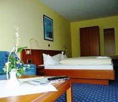 фото отеля Yachthafen Hotel