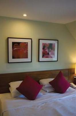 фото отеля Ship Hotel Weybridge