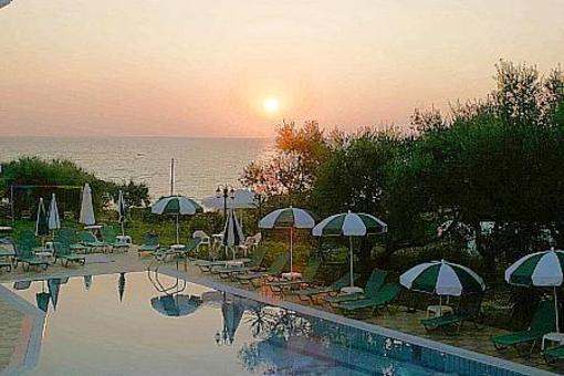 фото отеля Amoudi Studios Apartments Hotel
