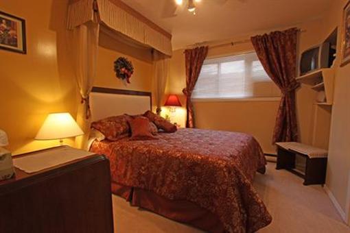 фото отеля Alpenrose Revelstoke Bed and Breakfast