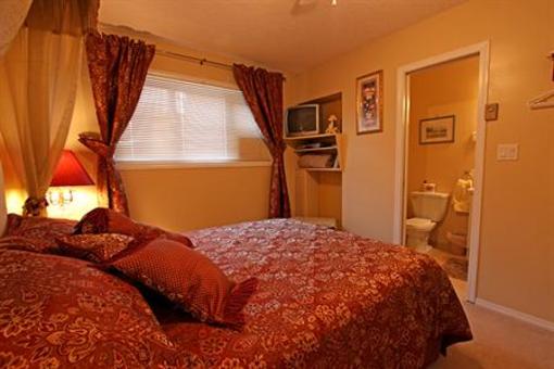 фото отеля Alpenrose Revelstoke Bed and Breakfast