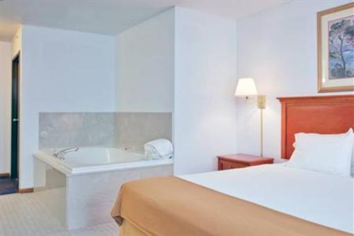 фото отеля Holiday Inn Express Mackinaw City