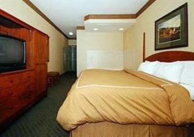фото отеля Comfort Suites Milwaukee Airport Oak Creek