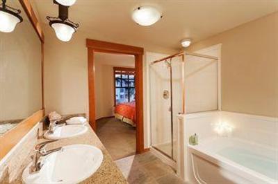 фото отеля The Village Lodge Mammoth Lakes