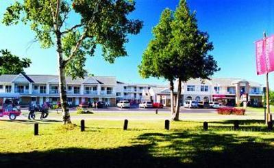 фото отеля Parkside Inn Bridgeview Mackinaw City