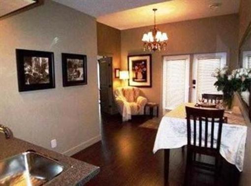 фото отеля Hopeless Romantic Bed & Breakfast