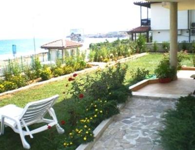 фото отеля Nightingale Beach Apartments
