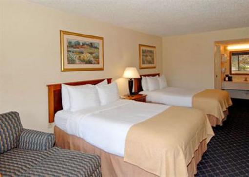 фото отеля Clarion Inn Turnpike
