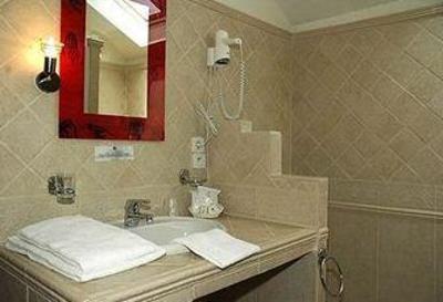 фото отеля Logis Hostellerie le Blason de Provence