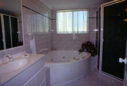 фото отеля Runaway Bay Motor Inn