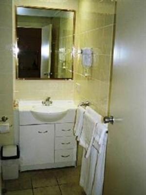 фото отеля Embassy Motel Canberra
