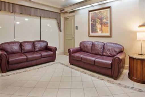 фото отеля Holiday Inn Express Kansas City - Westport Plaza