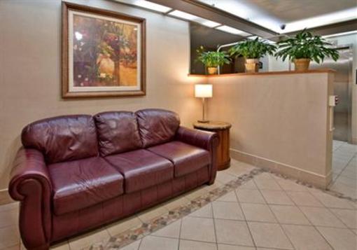 фото отеля Holiday Inn Express Kansas City - Westport Plaza
