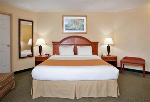 фото отеля Holiday Inn Express Kansas City - Westport Plaza