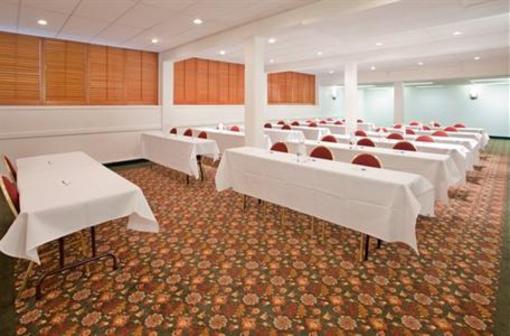 фото отеля Holiday Inn Express Kansas City - Westport Plaza