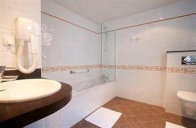фото отеля Brit Hotel Des Voyageurs Loudeac