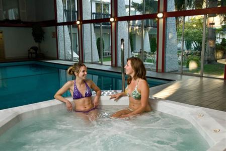 фото отеля Village Green Hotel Vernon (Canada)