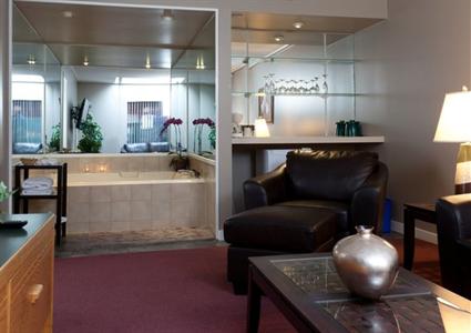 фото отеля Village Green Hotel Vernon (Canada)