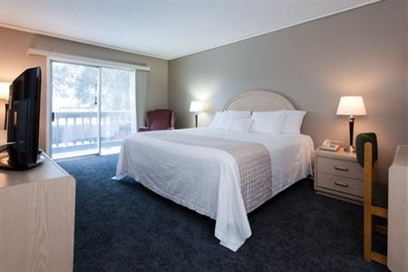 фото отеля Village Green Hotel Vernon (Canada)