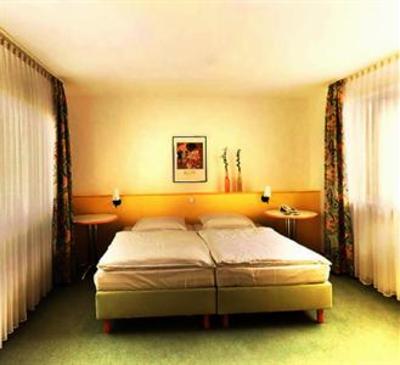 фото отеля Hotel Am Forum Furth