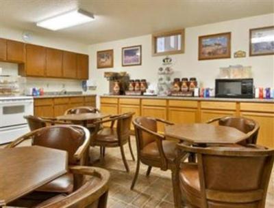 фото отеля Super 8 Motel Hill City
