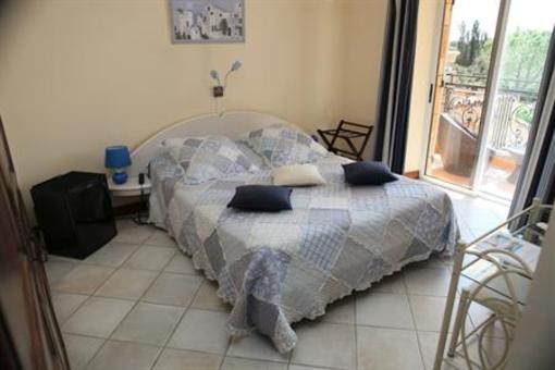 фото отеля Le Clos Des Escapades Guest House Puget-sur-Argens