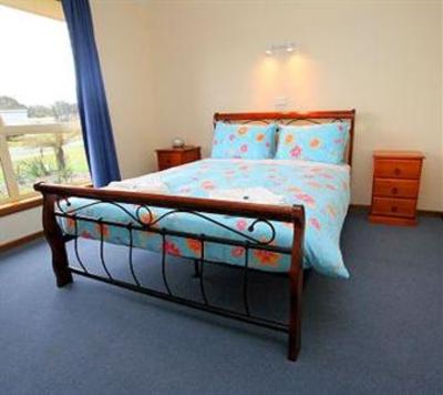 фото отеля All Inn Strahan Holiday Units