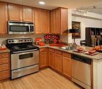 фото отеля Basic Overnight Quarters Concord Crystal City Apartment