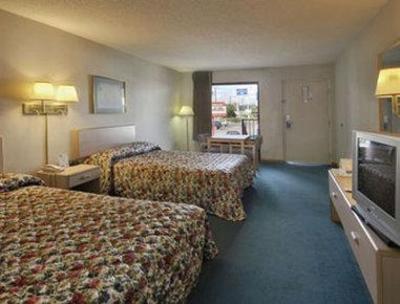 фото отеля Travelodge Lake City