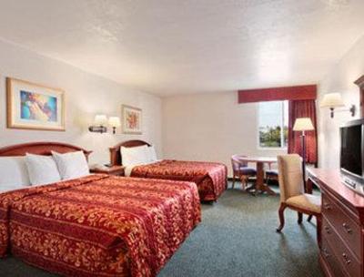 фото отеля Days Inn & Suites Fullerton