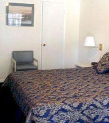 фото отеля Travelers Inn & Suites