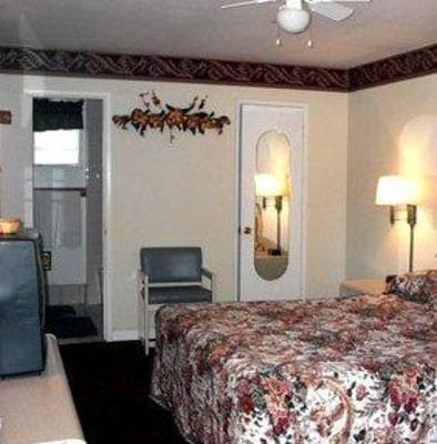 фото отеля Travelers Inn & Suites