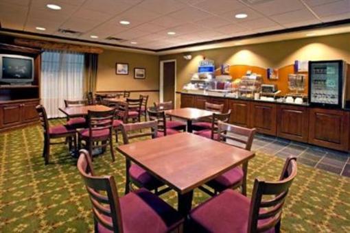фото отеля Holiday Inn Express Logan