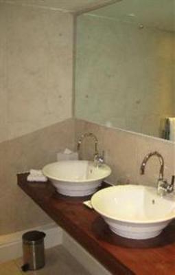 фото отеля Russells Restaurant with Rooms Broadway