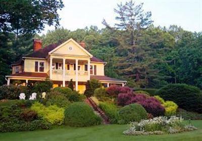 фото отеля The Yellow House on Plott Creek Road