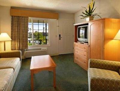 фото отеля Ramada Inn & Suites Costa Mesa Newport Beach