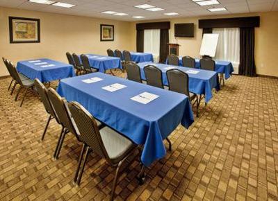 фото отеля Holiday Inn Express & Suites Wichita Airport