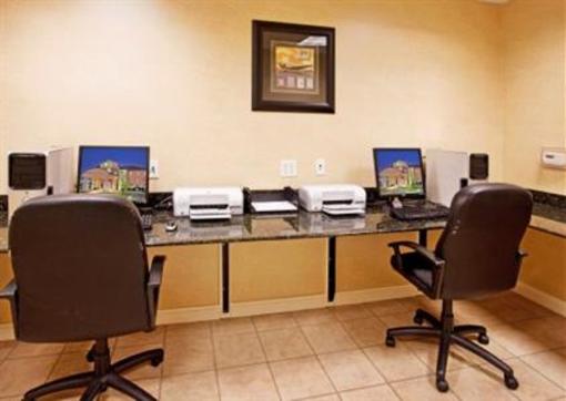 фото отеля Holiday Inn Express & Suites Wichita Airport
