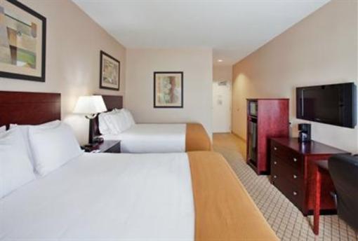 фото отеля Holiday Inn Express & Suites Wichita Airport