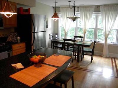 фото отеля Roscoe Village Guesthouse