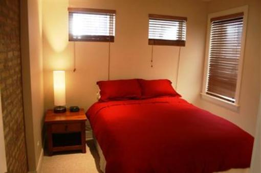 фото отеля Roscoe Village Guesthouse