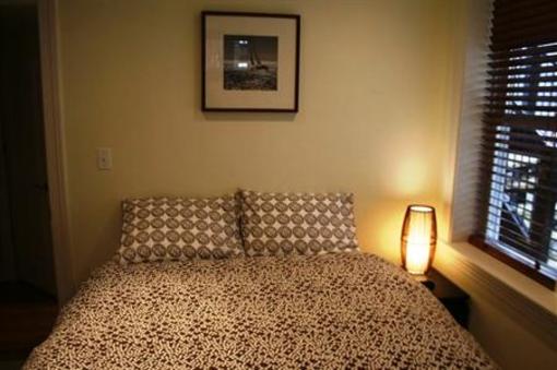 фото отеля Roscoe Village Guesthouse