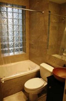 фото отеля Roscoe Village Guesthouse
