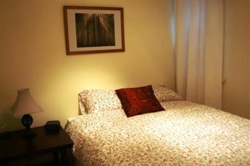 фото отеля Roscoe Village Guesthouse